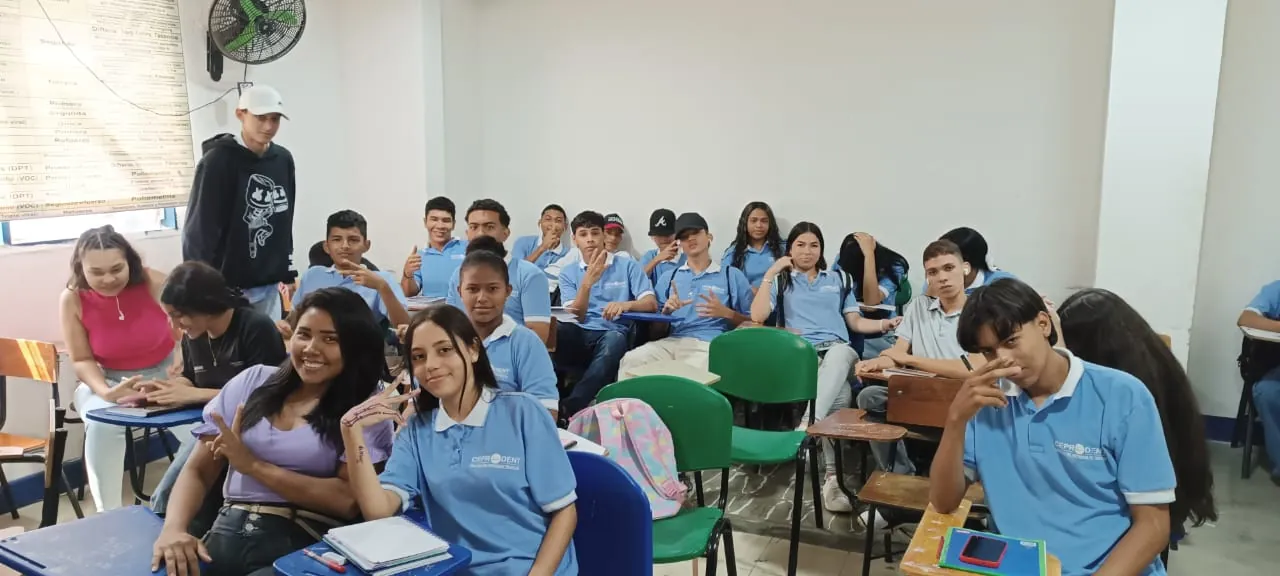 Jóvenes y adultos en una clase de CEPRODENT