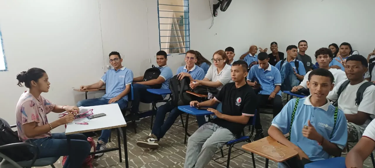 Estudiantes de CEPRODENT durante una clase en el aula, con la docente al frente