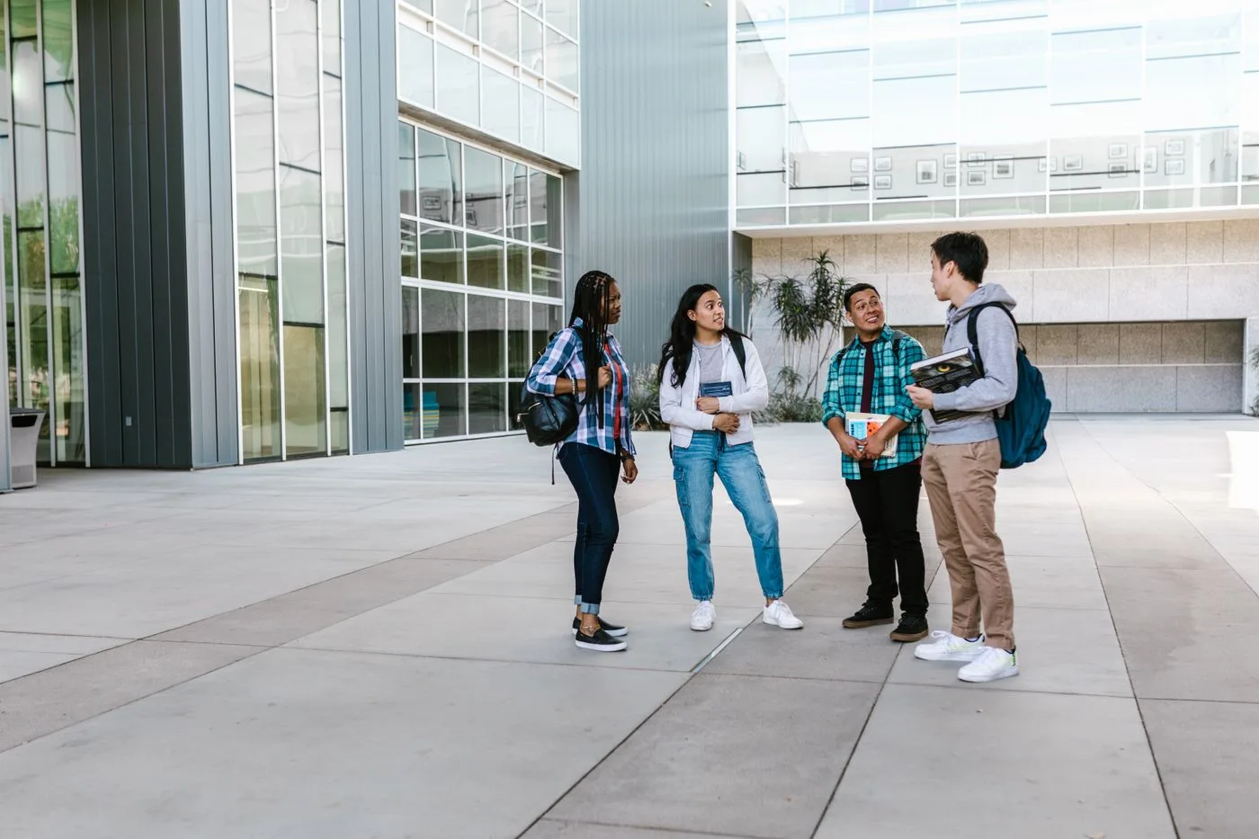 Estudiantes conversando en un campus educativo